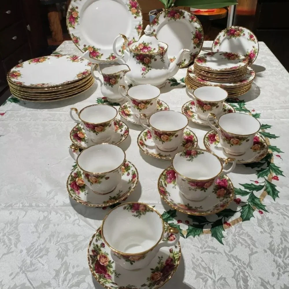 COPY - Prestine and beautiful  Royal Albert Old Country Rose 8settings Dinnerwa…